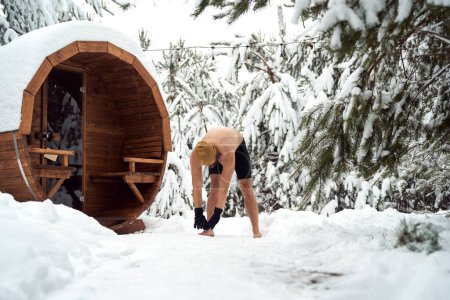 Téléchargez les photos : Homme caucasien échauffement avant hiver nager dans baril - en image libre de droit