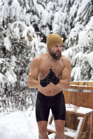 Foto de Caucasian man get out of the frozen water in winter - Imagen libre de derechos