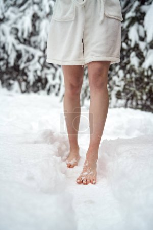 Téléchargez les photos : Caucasian woman standing barefoot in snow - en image libre de droit