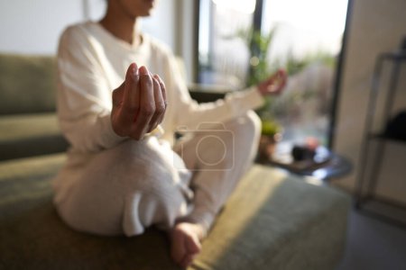 Foto de Primer plano de la mano de la mujer que medita en casa - Imagen libre de derechos