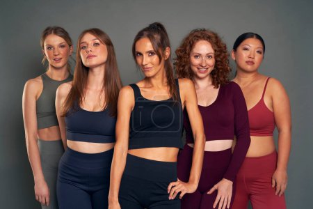 Foto de Retrato de cinco mujeres en ropa deportiva en un plano de estudio - Imagen libre de derechos