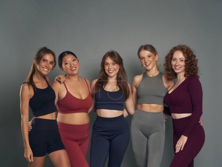 Téléchargez les photos : Portrait de cinq jeunes femmes en vêtements de sport en studio sho - en image libre de droit