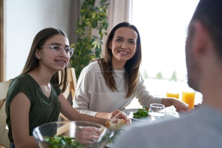 Téléchargez les photos : Happy famille caucasienne déjeuner ensemble à la maison - en image libre de droit