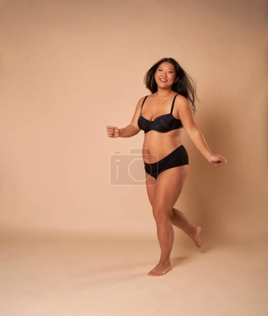 Téléchargez les photos : Femme chinoise joyeuse en studio tourné - en image libre de droit