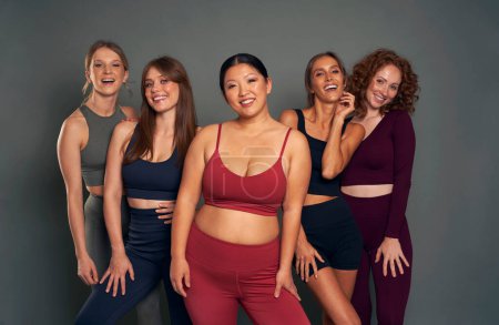 Téléchargez les photos : Groupe de cinq jeunes femmes en vêtements de sport en studio tourné - en image libre de droit
