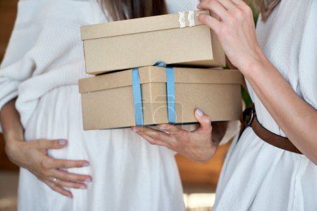 Téléchargez les photos : Close up of pregnant caucasian woman with presents at baby shower - en image libre de droit