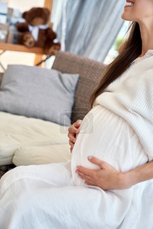 Téléchargez les photos : Partie de la femme enceinte assise à l'extérieur - en image libre de droit