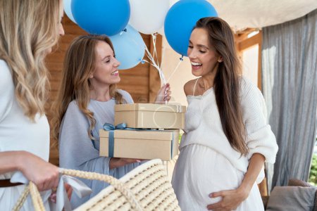 Téléchargez les photos : Group of caucasian women giving gifts to friend in pregnant - en image libre de droit
