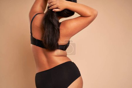 Téléchargez les photos : Rear view of unrecognizable overweight woman with curves - en image libre de droit