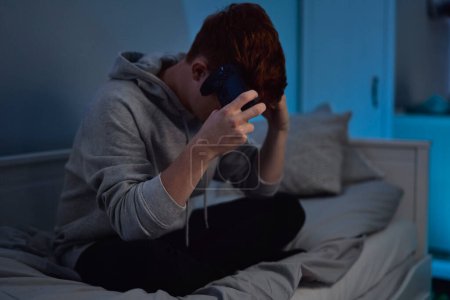 Téléchargez les photos : Adolescent caucasien déçu garçon après avoir perdu un jeu vidéo - en image libre de droit