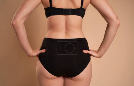 Téléchargez les photos : Vue arrière des fesses d'une femme méconnaissable en sous-vêtements - en image libre de droit