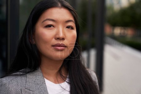 Téléchargez les photos : Gros plan portrait d'une femme chinoise d'affaires debout dans la rue - en image libre de droit