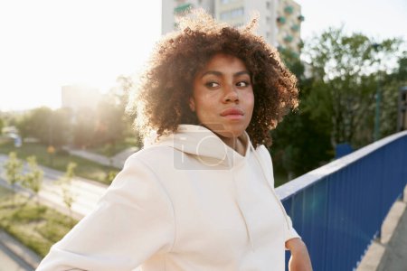 Téléchargez les photos : Portrait de femme noire dans la rue - en image libre de droit