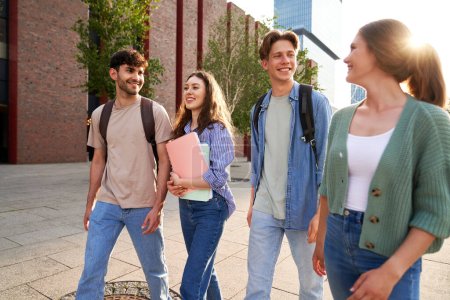 Gruppe kaukasischer Studenten läuft durch den Universitätscampus 