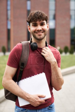 Téléchargez les photos : Portrait d'un étudiant universitaire masculin debout à l'extérieur du campus universitaire - en image libre de droit