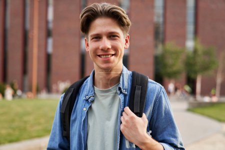 Foto de Retrato de un estudiante universitario de pie fuera del campus universitario - Imagen libre de derechos
