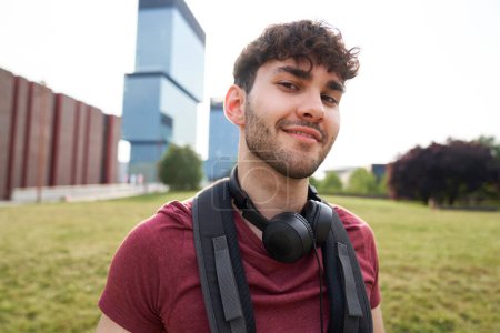 Téléchargez les photos : Portrait d'un étudiant universitaire debout à l'extérieur du campus universitaire - en image libre de droit