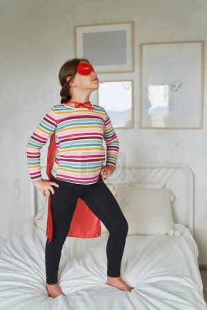 Foto de Caucásico chica jugando un papel de superhéroe en el traje - Imagen libre de derechos