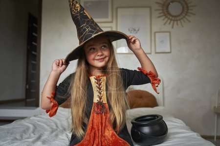 Téléchargez les photos : Fille d'âge élémentaire portant costume de sorcière - en image libre de droit