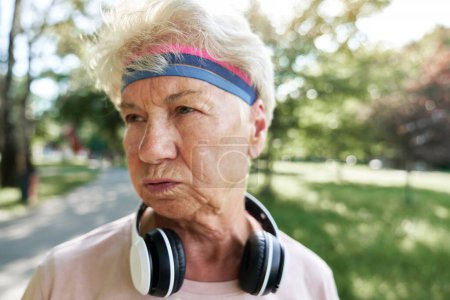 Téléchargez les photos : Femme âgée active fatiguée dans le parc - en image libre de droit