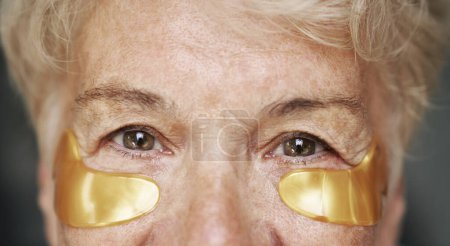 Téléchargez les photos : Gros plan de femme caucasienne senior appliquant un bandeau oculaire médical - en image libre de droit