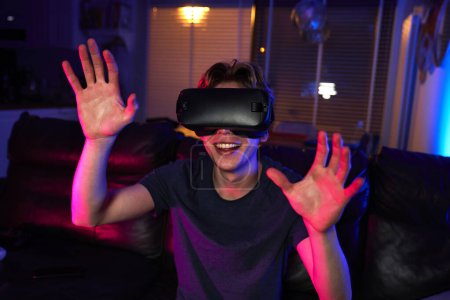 Foto de Joven hombre caucásico divertirse mientras usa gafas VR - Imagen libre de derechos