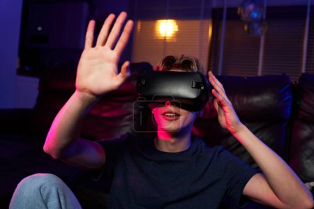 Foto de Joven hombre caucásico divertirse mientras usa gafas VR - Imagen libre de derechos