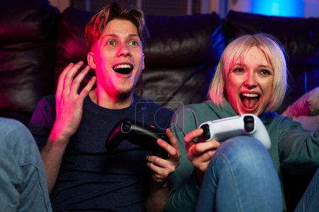 Foto de Caucásico pareja jugando videojuego con almohadillas de juego y divertirse - Imagen libre de derechos