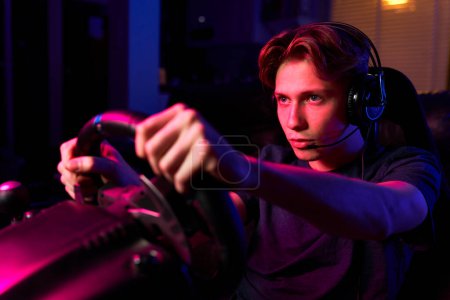 Téléchargez les photos : Homme caucasien jouer jeu en utilisant voiture simulateur - en image libre de droit