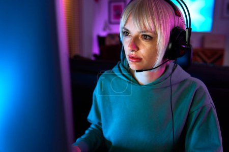 Téléchargez les photos : Jeune femme caucasienne jouer au jeu la nuit sur PC de bureau - en image libre de droit