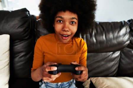 Foto de Adolescente chica jugando videojuego en la sala de estar - Imagen libre de derechos