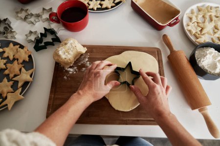 Foto de Mujer irreconocible preparando masa para las galletas de Navidad - Imagen libre de derechos