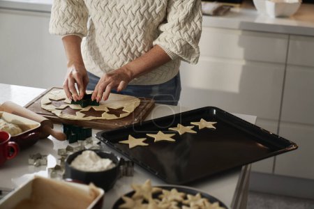 Foto de Mujer irreconocible preparando masa para galletas de jengibre - Imagen libre de derechos