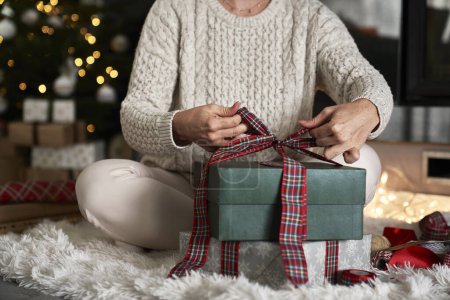 Foto de Mujer irreconocible embalaje regalos para Navidad - Imagen libre de derechos