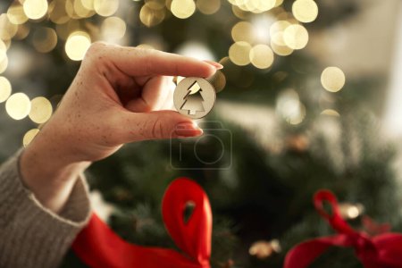 Téléchargez les photos : Mains humaines tenant des décorations de Noël en bois - en image libre de droit