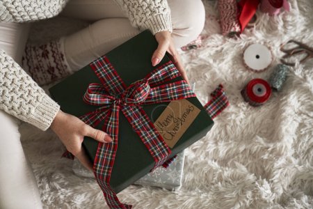Foto de Mujer irreconocible sosteniendo regalos de Navidad - Imagen libre de derechos