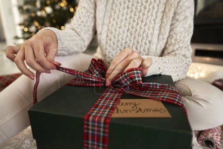 Foto de Mujer irreconocible embalaje regalos para Navidad - Imagen libre de derechos
