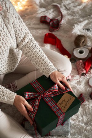 Téléchargez les photos : Femme méconnaissable tenant des cadeaux de Noël - en image libre de droit