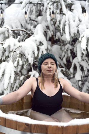 Téléchargez les photos : Gros plan de la femme caucasienne pendant le bain d'hiver dans le tube à l'extérieur - en image libre de droit