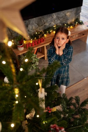 Foto de Chica asombrada mirando el árbol de Navidad - Imagen libre de derechos