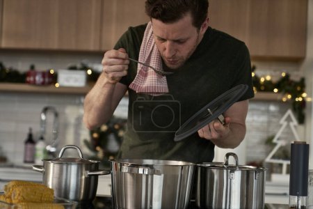 Foto de Hombre caucásico preparando rápidamente la comida antes de Navidad - Imagen libre de derechos