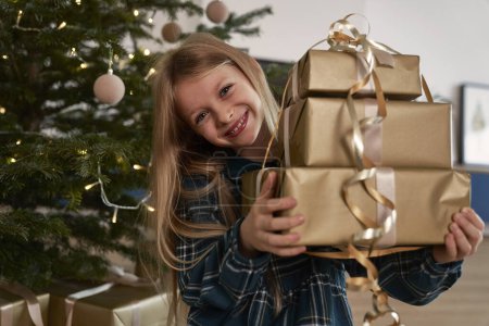 Téléchargez les photos : Portrait de fille caucasienne tenant une pile de cadeaux - en image libre de droit