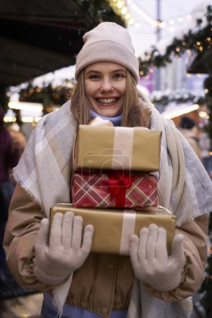 Foto de Retrato de una joven caucásica llevando un montón de regalos de Navidad - Imagen libre de derechos