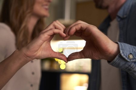 Téléchargez les photos : Couple faisant un symbole de coeur fait de mains - en image libre de droit