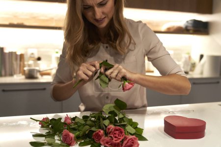Téléchargez les photos : Femme détruisant un bouquet de roses - en image libre de droit