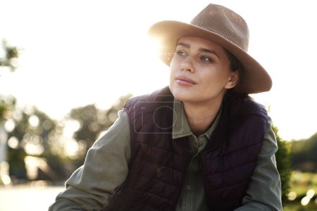 Foto de Jardinero femenino mirando hacia otro lado en tiempo soleado - Imagen libre de derechos