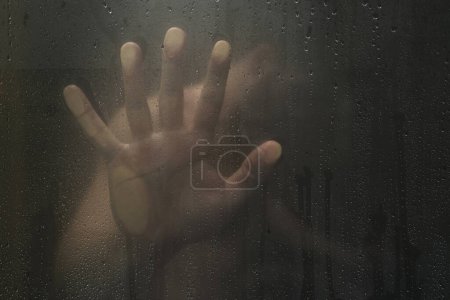Téléchargez les photos : Mains humaines sur verre de douche - en image libre de droit