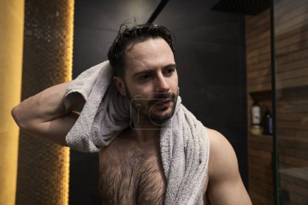 Téléchargez les photos : Homme caucasien séchant les cheveux avec une serviette - en image libre de droit