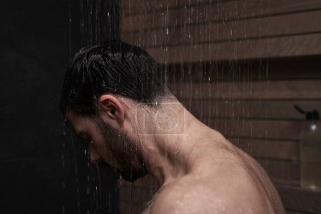 Téléchargez les photos : Homme caucasien prendre douche à la maison - en image libre de droit