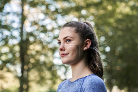 Téléchargez les photos : Jeune femme caucasienne avant de faire du jogging dans le parc - en image libre de droit